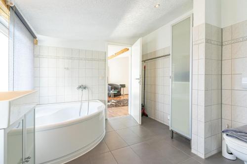 ein Badezimmer mit einer Badewanne, einem WC und einem Waschbecken in der Unterkunft Sassnitz - Ferienwohnung 3 im Appartementhaus Hafenriff in Sassnitz