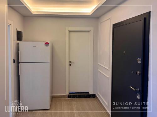 Η κουζίνα ή μικρή κουζίνα στο Lumiera Suites Hotel