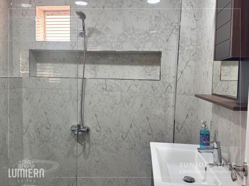 Ένα μπάνιο στο Lumiera Suites Hotel