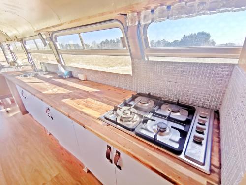 eine Küche mit einem Kochfeld in einem Wohnwagen in der Unterkunft Bus home wonderwander farmstay in Raworth
