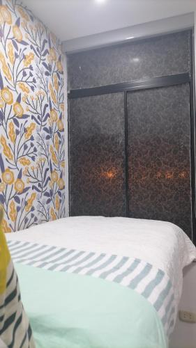 una camera con letto e finestra di Micro Studio Aparment a Lima