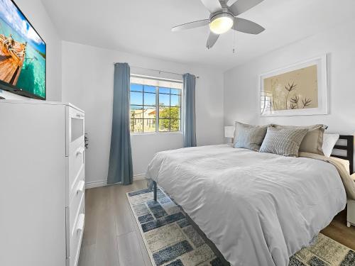 een witte slaapkamer met een bed en een plafondventilator bij Discount For 30 Days Plus Stay In Culver City in Los Angeles