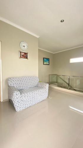 Ruang duduk di Aira Villas Private Pool