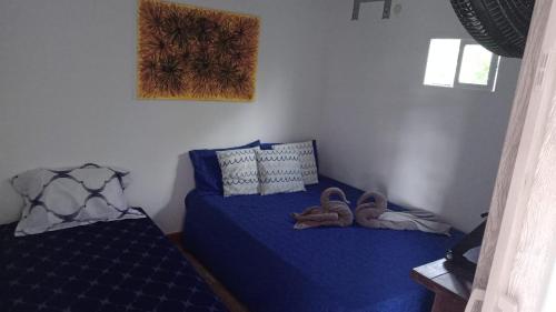um quarto com 2 camas e chinelos em Cabaña Playera Santa Veronica em Juan de Acosta