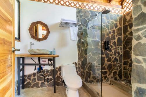 y baño con aseo y ducha acristalada. en Nicoya Silvestre en Lepanto