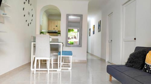 cocina y sala de estar con mesa y sillas en apartamento Ana ciudad amurallada en Cartagena de Indias