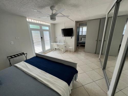 1 dormitorio con 1 cama y 1 dormitorio con mesa en Kasa Metrópolis, en Carolina