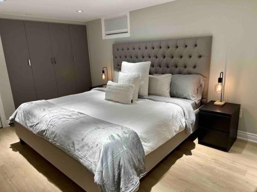 Chic Unit in Oakville + Pool: Private Living & BR