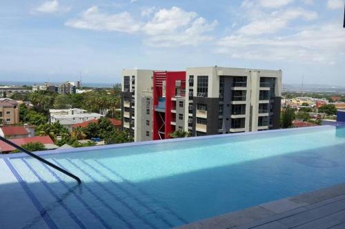 una piscina en la azotea de un edificio en 2 BR Kingston Lux Apt with pool, en Kingston