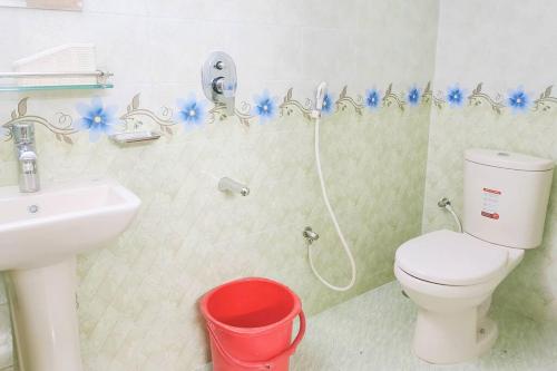łazienka z toaletą i umywalką w obiekcie Sweet & affordable stay in Dhaka w mieście Dhaka