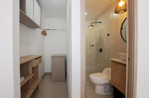 een badkamer met een toilet, een wastafel en een douche bij Santa fe de Antioquia apartamento vacacional di sole 1306 in Santa Fe de Antioquia