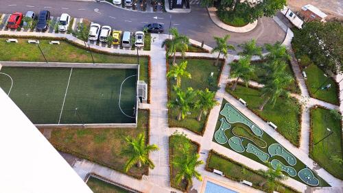 an overhead view of a parking lot with a tennis court at Santa fe de Antioquia apartamento vacacional di sole 1306 in Santa Fe de Antioquia