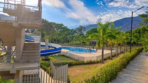 een zwembad met glijbaan in een resort bij Santa fe de Antioquia apartamento vacacional di sole 1306 in Santa Fe de Antioquia