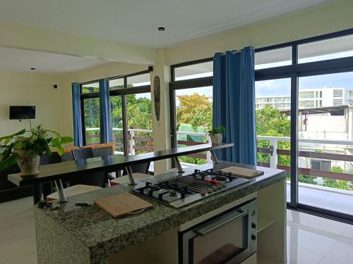 長灘島的住宿－Babosam Apartments，带窗户的客房内设有带炉灶烤箱的厨房