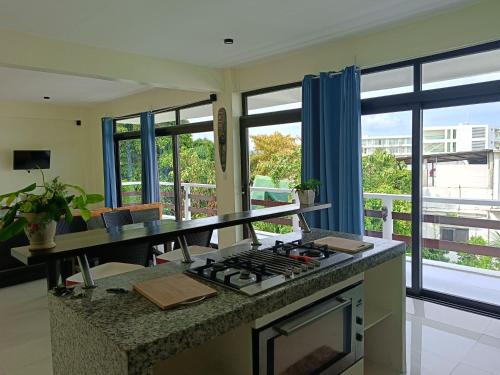 una cucina con piano cottura e forno in una stanza con finestre di Babosam Apartments a Boracay