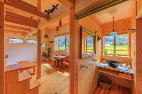 a kitchen and dining room of a tiny house at ジビエと田舎暮らしの宿 ヌックスキッチン Japanese Game Meat Cuisine & Lodge Nook's Kitchen in Kami