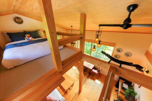 einen Blick über ein Schlafzimmer in einem Baumhaus in der Unterkunft ジビエと田舎暮らしの宿 ヌックスキッチン Japanese Game Meat Cuisine & Lodge Nook's Kitchen in Kami