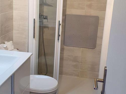 uma casa de banho com um chuveiro, um WC e um lavatório. em Appartement Port-la-Nouvelle, 2 pièces, 5 personnes - FR-1-229C-89 em Port-la-Nouvelle