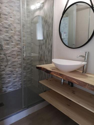 une salle de bain avec un lavabo et une douche avec un miroir dans l'établissement Jolie appartement avec terrasse, vue sur canal, à 2min de la plage, à Palavas-les-Flots