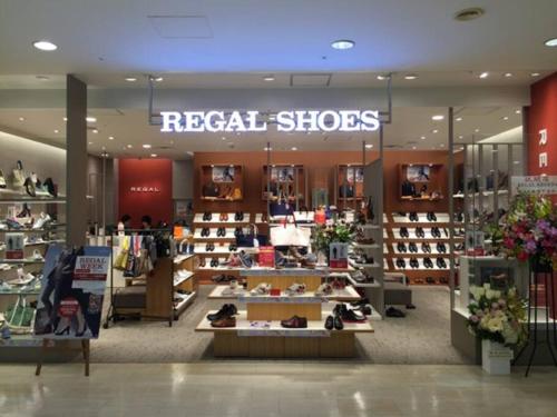 a regal shoes store in a shopping mall at 风宿之所民宿 in Ichikawa