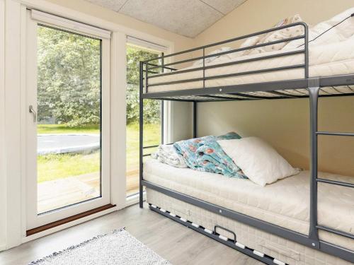 1 dormitorio con litera y ventana en Holiday home Sæby III, en Saeby