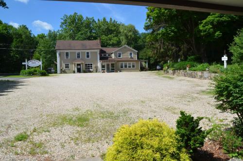 a large house with a large driveway at Cornwall Inn in Cornwall Bridge