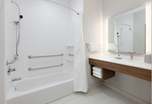 y baño con bañera, lavamanos y ducha. en Holiday Inn Express & Suites - Plano - The Colony, an IHG Hotel, en The Colony
