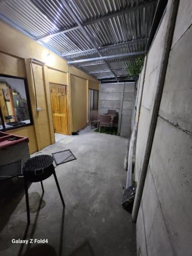 um corredor vazio com uma mesa num quarto em Inf casa vacacional 
