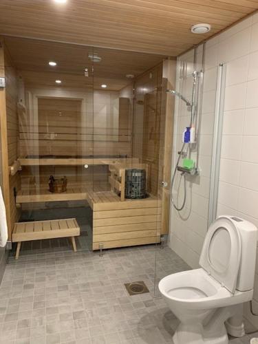 ein Badezimmer mit einem WC, einer Dusche und einer Badewanne in der Unterkunft Uusi kolmio in Oulu
