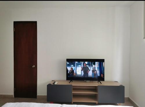 uma televisão de ecrã plano em cima de um centro de entretenimento em Apartment in the City na Cidade do Panamá