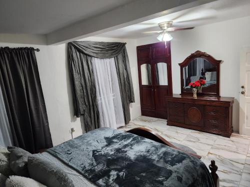 Cama o camas de una habitación en 11onEssex1 in the heart of Kingston Ja DN Vacations