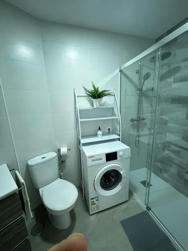 een badkamer met toilet en wasmachine bij Torrox Costa Mar in Torrox Costa