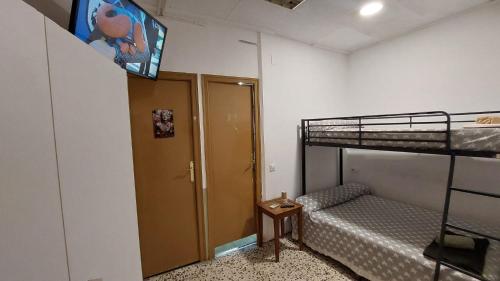 Habitación pequeña con litera y litera en Pension Suiza en Reus