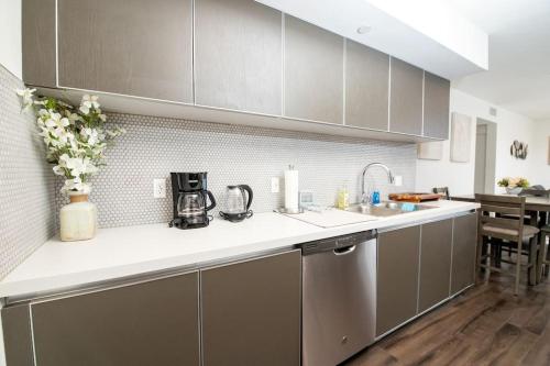 Luxury 2Bed/2Bath Apt in West Hollywood w/ Rooftop photo 12