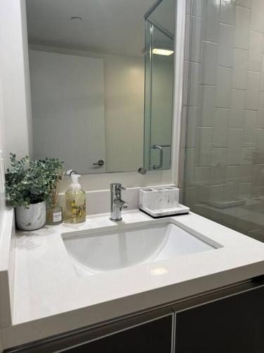 Luxury 2Bed/2Bath Apt in West Hollywood w/ Rooftop photo 27