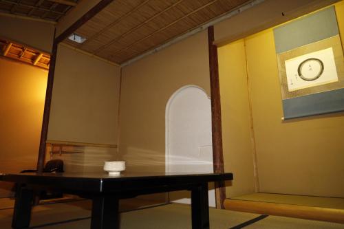 a table in a room with a window at 貸切温泉風呂付 ゲストハウス璃洛-りらく- 石和温泉 日本式宿 健康朝食付 in Isawa