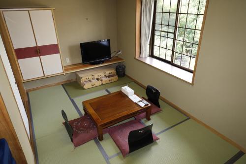 an overhead view of a room with a table and chairs at 貸切温泉風呂付 ゲストハウス璃洛-りらく- 石和温泉 日本式宿 健康朝食付 in Isawa