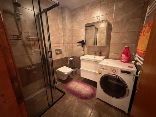 een badkamer met een douche en een wasmachine bij Business & LongStay Apartment - WorkDesk - Pendik Marina - Metro - SAW in Istanbul