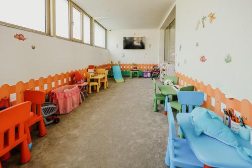 a classroom with tables and chairs and a classroom with tables at Hotel Green Park Service Perfected in Garmen