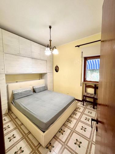 una camera con un letto di Casa vacanza Salento, Santa Maria al Bagno a Galatone