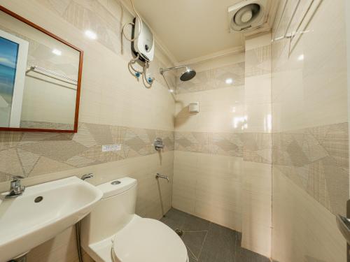y baño con aseo, lavabo y ducha. en La Choeben Suites en Calbayog