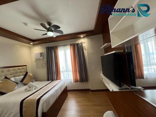1 dormitorio con 1 cama y TV de pantalla plana en Rinann's Staycation Mesatierra Condotel Davao, en Davao City