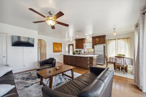 uma sala de estar com um sofá e uma ventoinha de tecto em Charming Retreat on West Quince Street condo em San Diego