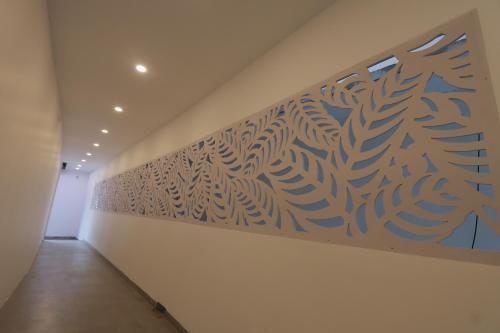 una pared con una pintura en la pared en Hotel Dream Suite, Kattappana en Kattappana