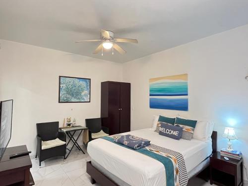 1 dormitorio con 1 cama y ventilador de techo en Lovely Apartment #3 in Venetian Site, en Turtle Cove
