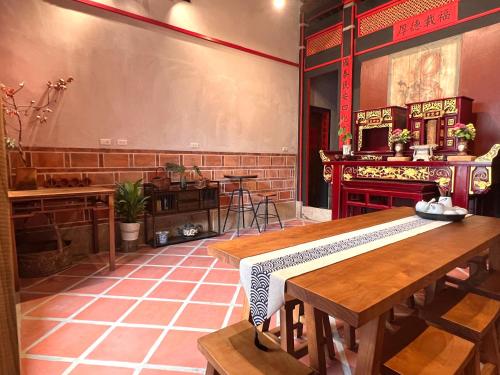 uma sala de jantar com uma mesa e uma lareira em 壹樓文旅 em Jinhu