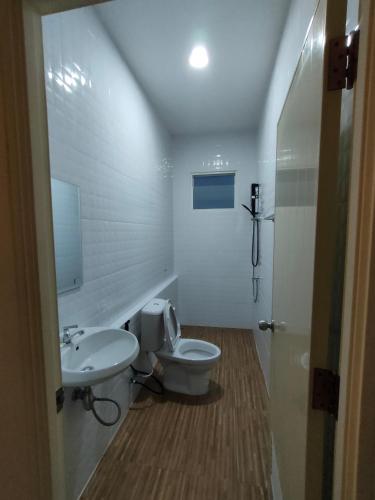 ein Bad mit einem WC und einem Waschbecken in der Unterkunft Janis Home in Ban Noi Pho Kham
