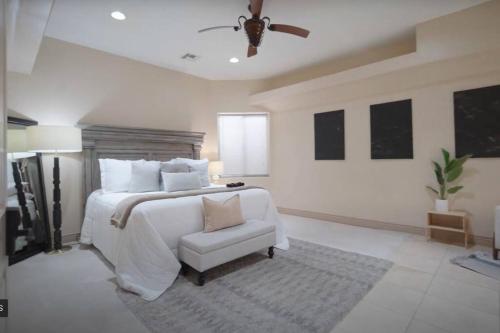 1 dormitorio con cama blanca y ventilador de techo en GOLF HUB- Luxurious Mansion 14 bed/6 Bath 6k sq ft, en Mesquite