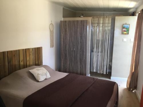 Schlafzimmer mit einem Bett und einem Fenster in der Unterkunft Villa Deluy in Saint-Paul