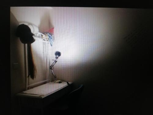 ein dunkles Zimmer mit einer Lampe an der Wand in der Unterkunft evren tepe in Konak